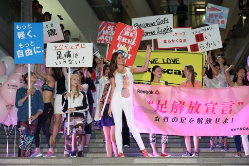 Miranda Kerr: Στο Τόκιο για το Fashion Show της Reebok 