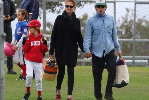 Julia Roberts: Χέρι- χέρι με τον άντρα της στον αγώνα baseball των γιων της 