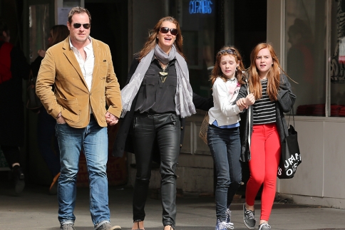 Brooke Shields: Χαρούμενη στη βόλτα με την οικογένεια