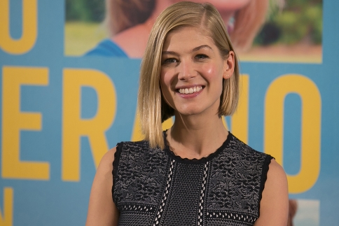 Rosamund Pike: Εντυπωσιακή 5 μήνες μετά τη γέννηση του παιδιού της