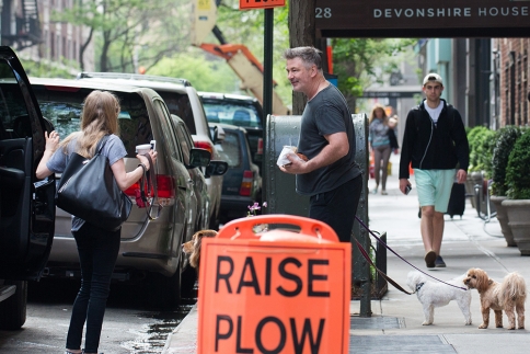 Amanda Seyfried: Πέτυχε τυχαία στο δρόμο τον Alec Baldwin