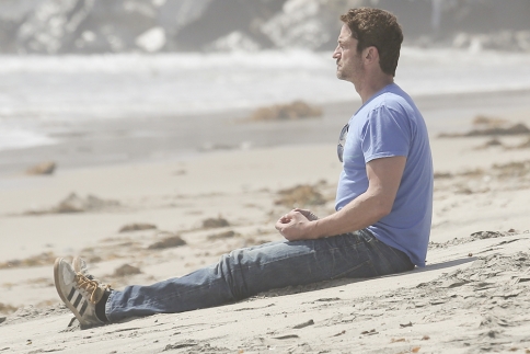 Gerard Butler: Κάνει διαλογισμό στην παραλία