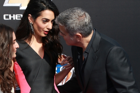 Και χειροφίλημα; Clooney- Alamuddin κάνουν επίδειξη αγάπης