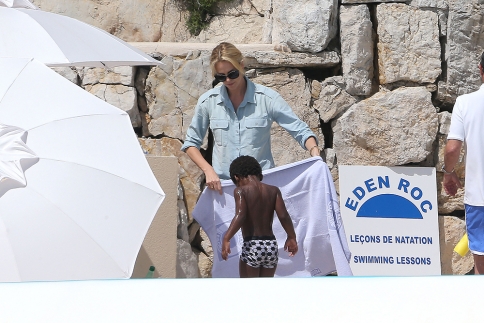 Charlize Theron: Με το γιο της στο υπερπολυτελές ξενοδοχείο των Καννών