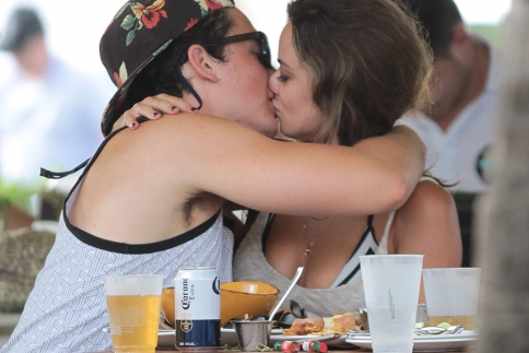 Miles Teller ψυχραιμία! Θα το σκάσεις το κορίτσι