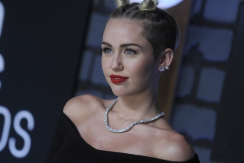 Δύο κότσους αλά Miley Cyrus και πως να τα συνδυάσεις (video)