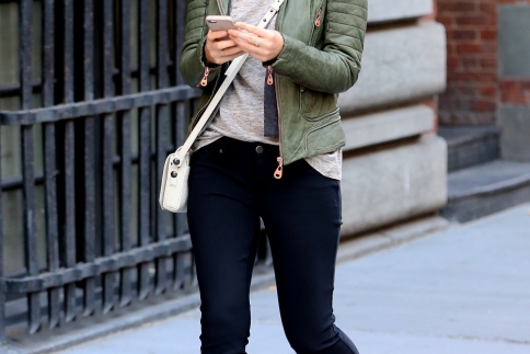  Το super casual look της Kate Mara για όλες τις ώρες