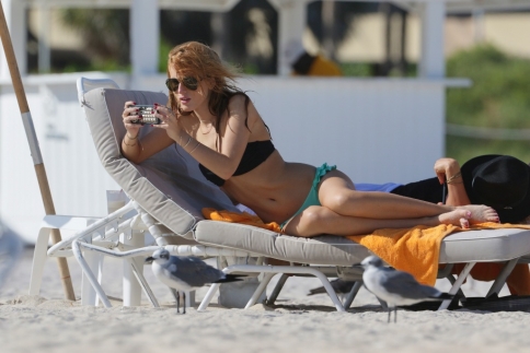 Κάνει ζέστη στο Miami και η Bella Thorne χαίρεται τον ωκεανό