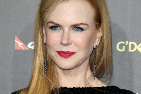 Κάν'το όπως η Nicole Kidman: Γαλάζια σκιά & κόκκινο κραγιόν