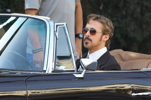Πού πάει με το vintage αυτοκίνητο ο Ryan Gosling;