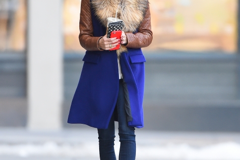 Fur Collar: η Olivia Palermo φοράει το γούνινο γιακά με colorblock παλτό και μας δίνει ιδέες