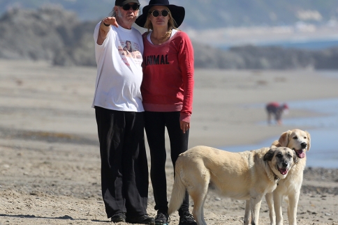 Daryl Hannah- Neil Young: Ρομαντική βόλτα στην παραλία 