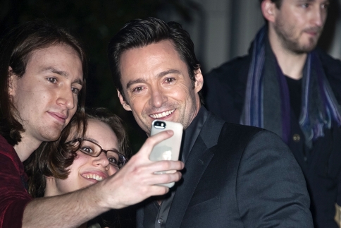 Hugh Jackman: Βγάζει selfies με τους φαν του