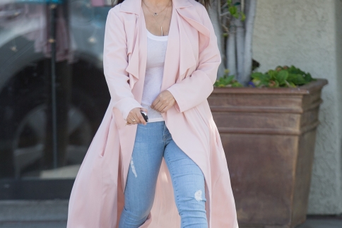 Ανανέωσε το look σου με μία ροζ καπαρντίνα όπως η Kourtney Kardashian