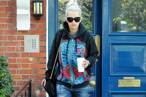Rita Ora: Κυκλοφορεί μόνο με φούτερ πλέον