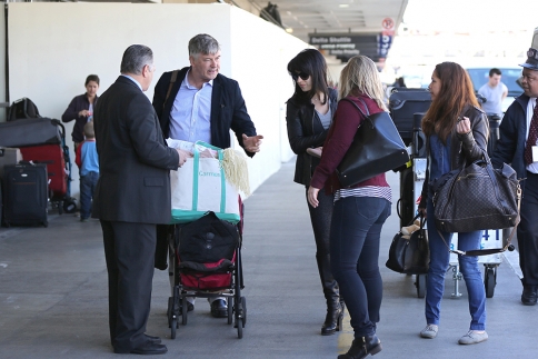 Alec Baldwin: Στο αεροδρόμιο με την έγκυο γυναίκα του