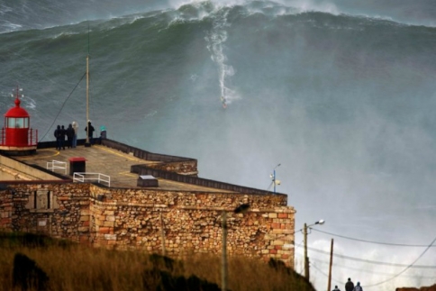 Garrett McNamara: Έκανε surf σε κύμα 30 μέτρων!