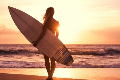 Όταν μια surfer και μια γραφίστρια στέλνουν ένα αισιόδοξο μήνυμα κατά του καρκίνου