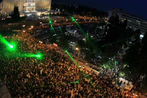 Στο Σύνταγμα 10.000 Έλληνες διαδήλωσαν έξω από την Βουλή