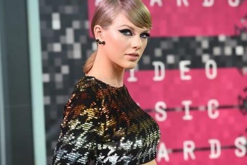 Taylor Swift : Έκλεψε το Shake it off!