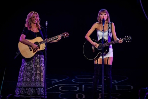 Η Taylor Swift τραγουδάει το θρυλικό Smelly Cat (παρέα με την Lisa Kudrow)