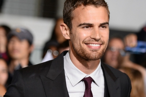 Όλες οι φορές που ο Theo James ήταν ο Θεός του Hollywood