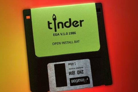 Tinder: Πως θα ήταν η πλατφόρμα του διαδικτυακού φλερτ στα 80s;