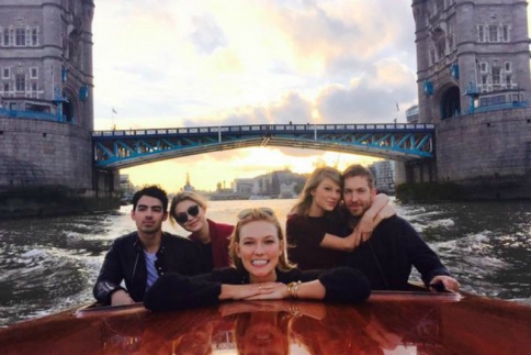 Τι κάνουν όλοι αυτοί οι celebrity σε μια βάρκα;