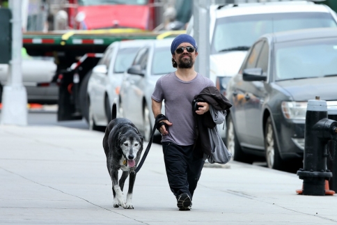 Peter Dinklage: Ο Tyrion κάνει βόλτες με το σκύλο του στη Νέα Υόρκη