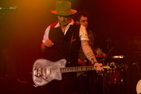 O Johnny (Depp) πήρε την κιθάρα του!