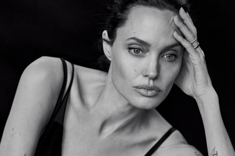  Angelina Jolie: 10 άγνωστα life facts για την γυναίκα που χώρισε τον Brad Pitt
