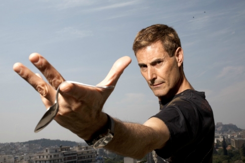 Uri Geller: Μπορώ να βοηθήσω την Ελλάδα με την ενέργειά μου 