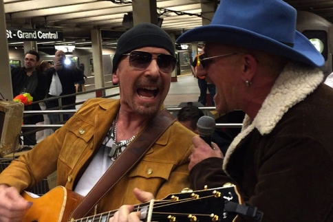 True Story: Τι θα έκανες αν έβλεπες τους U2 να παίζουν στο μετρό;  