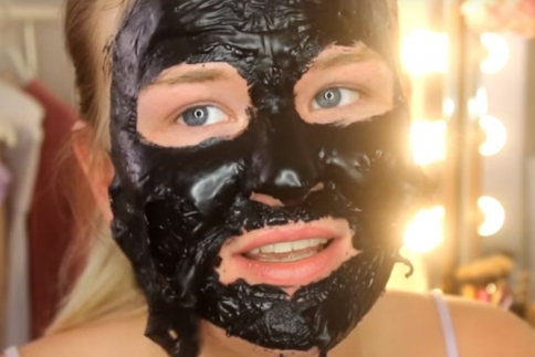 Το video που έγινε viral: Τι θα συμβεί αν βάλεις 100 στρώσεις από μάσκες ομορφιάς;
