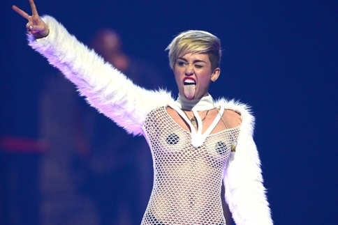 Miley Cyrus : Ετοιμάζεται για ολόγυμνη συναυλία!