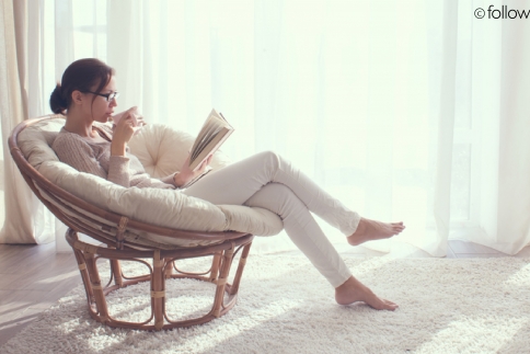 Bιβλία: Τι να διαβάσεις στο σπίτι ενώ είσαι χαλαρή