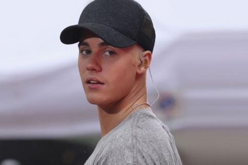 Justin Bieber : Θαυμάστριες έκαναν κωπηλασία 3 χιλιόμετρα για να τον δουν