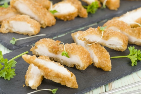 Join Us συνταγή: Φτερούγες κοτόπουλου με ψητές πατάτες και σάλτσα μαγιονέζας με wasabi