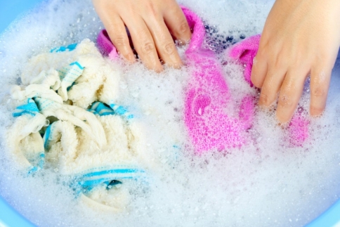 5 λάθη που όλοι κάνουμε όταν πλένουμε τα ρούχα στο χέρι