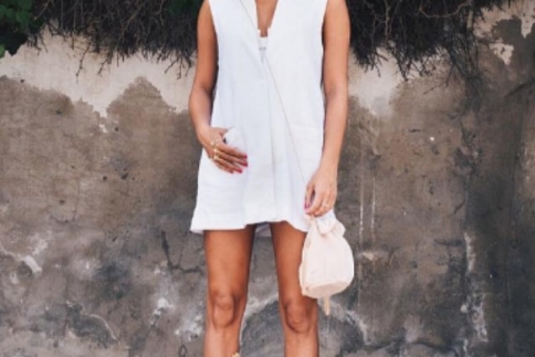 Street style: Λευκό φόρεμα και nude πέδιλα, ο πιο chic συνδυασμός