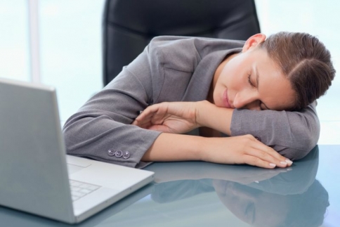 Πως θα επιβιώσεις στη δουλειά αν δεν έχεις κοιμηθεί ούτε μια ώρα!