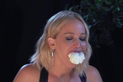 Πόσα marshmallows χωράνε στο στόμα της Jennifer Lawrence; Η απάντηση στο ξεκαρδιστικό video