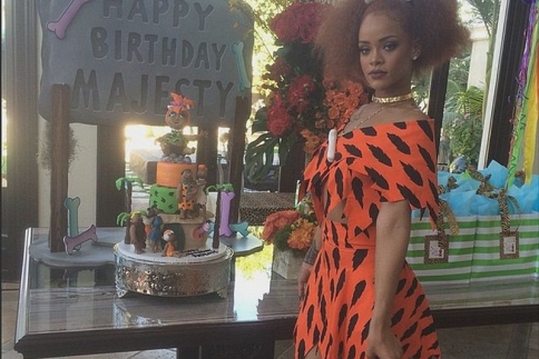 Rihanna: Είναι sexy ακόμη και ντυμένη Flintstone