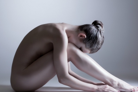 Naked Yoga: Το νέο trend έφτασε και στο Λονδίνο. Να περιμένουμε τη σειρά μας;