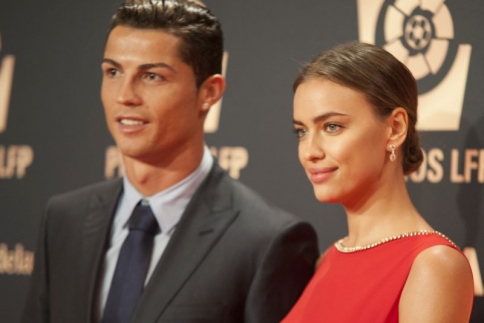 H sexy Irina Shayk στο πλευρό του Cristiano Ronaldo στο κόκκινο χαλί