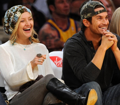 Προσπαθεί να τον μαζέψει! Ο αδερφός της Kate Hudson γδύθηκε στο Instagram