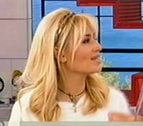 Η Φαίη Σκορδά με μαλλί αλα Brigitte Bardot