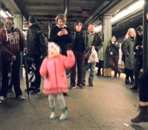 Το κοριτσάκι που σκόρπισε τη χαρά στο μετρό της Νέας Υόρκης