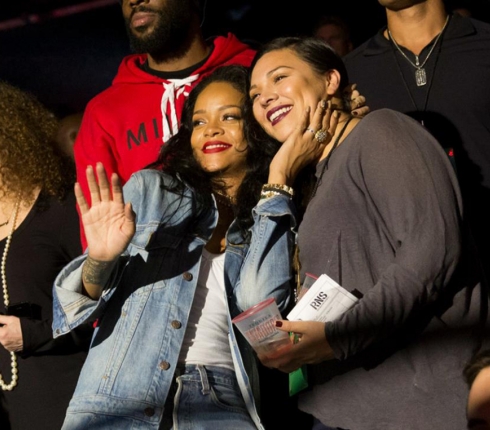H Rihanna βλέπει, πανηγυρίζει, φωνάζει και βγάζει φωτογραφίες, ταυτόχρονα!