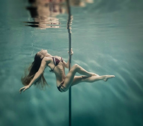 Κι όμως γίνεται: Pole dancing κάτω από τη θάλασσα! 